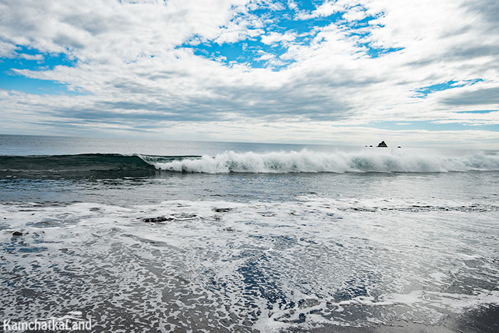 большие волны накатывают на Халактырский пляж