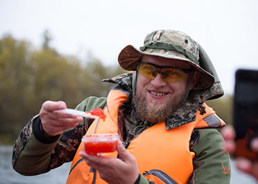 угощаем туристов икрой