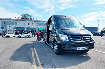 туристы садятся в трансфер до гостиницы
