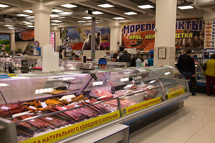 по дороге в аэропорт заезжаем на рыбный рынок