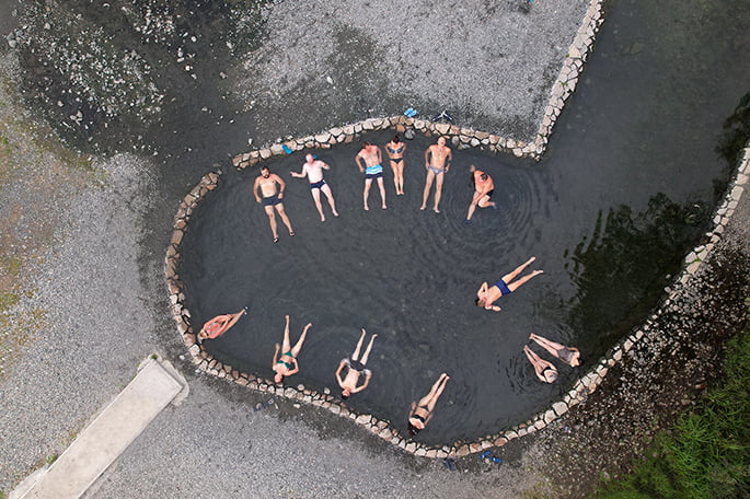 на обратной дороге заезжаем на горячие источники