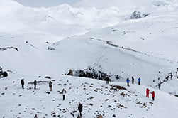 туристы у обрыва