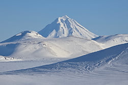 Вилючинский вулкан с перевала в снегу