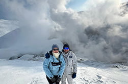 туристы у фумаролы