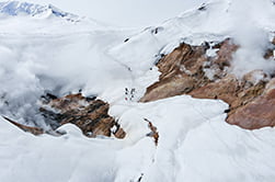 земля парит у вулкана