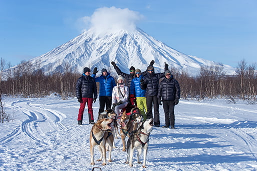 группа туристов на фоне Корякского вулкана