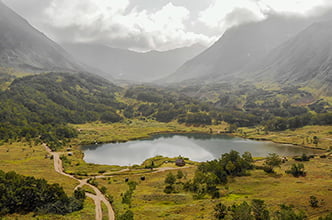 озеро у подножия горы