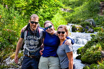 довольные туристы