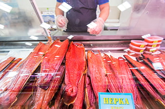 прилавок с копченой рыбой