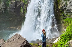 большой водопад у вулкана