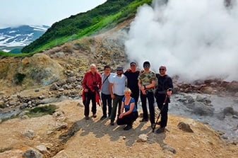 группа туристов на двухдневной экскурсии
