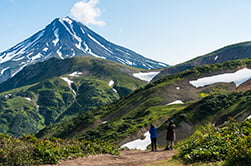 туристы осматривают Вилючинский перевал