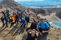 совместная фотография на вершине вулкана Горелый