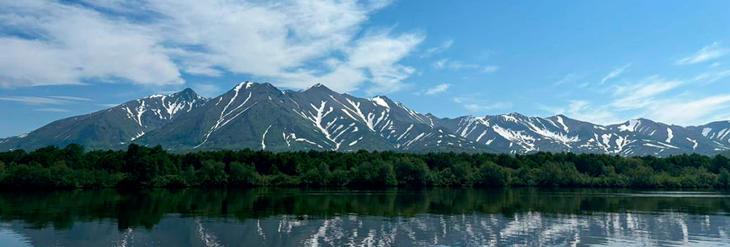 горы на фоне Начикинского озера