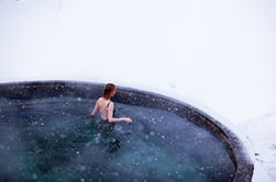 горячие источники в окружении снегов