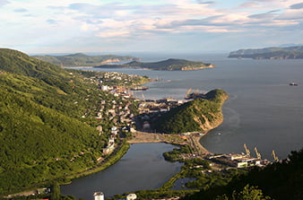 вид на центр города и порт с Мишенной сопки