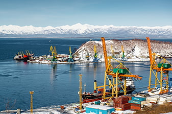 вид на бухту и морской порт