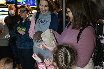 экспонаты можно трогать руками