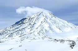 Корякский вулкан покрыт снегом зимой