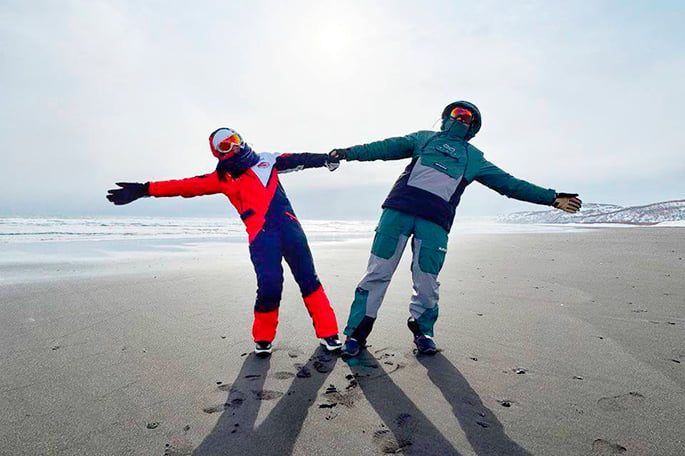 туристы на берегу Авачинской бухты