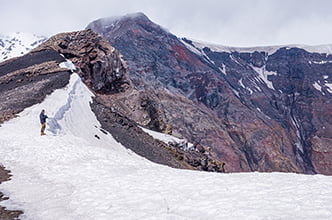глубокий кратер на самой вершине