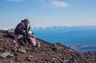 у туристов отдых и перекус после восхождения