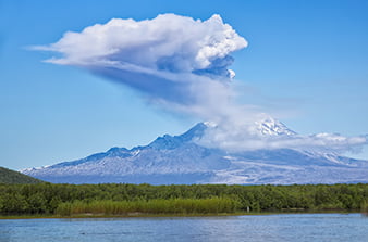 Шивелуч выпустил столб пепла