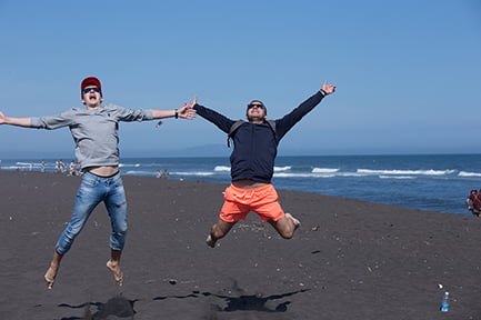 радостные туристы