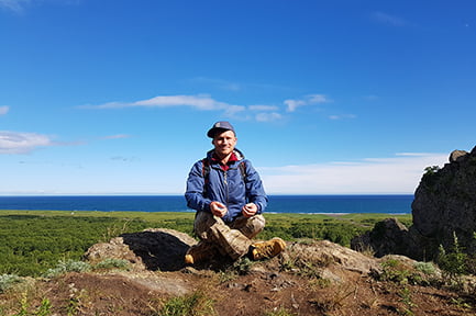 поза лотоса на скале