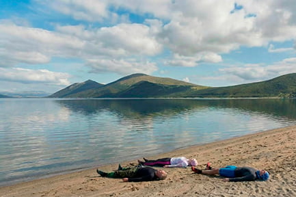 шавасана на берегу озера